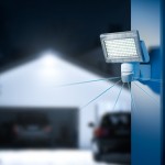 Reflektor diodowy wymaga mniej niż 15 Watt by oświetlić otoczenie domu, fot. Steinel
