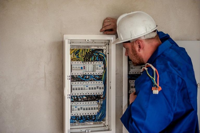 Nowoczesne instalacje elektryczne na poznańskich Jeżycach – bezpieczeństwo i niezawodność w zabytkowych kamienicach